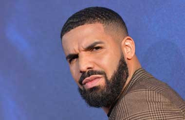 Drake Beri Penggemarnya Uang Rp761 Juta