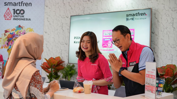 Hari Pelanggan Nasional, CEO Smartfren Langsung Ikut Layani Pelanggan