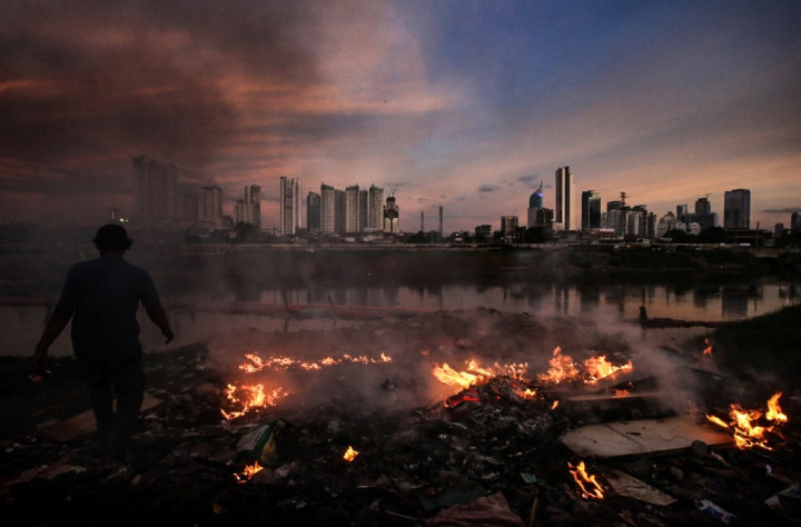 Warga DKI Jakarta Bisa Laporkan Pembakar Sampah via Aplikasi JAKI, Begini Caranya