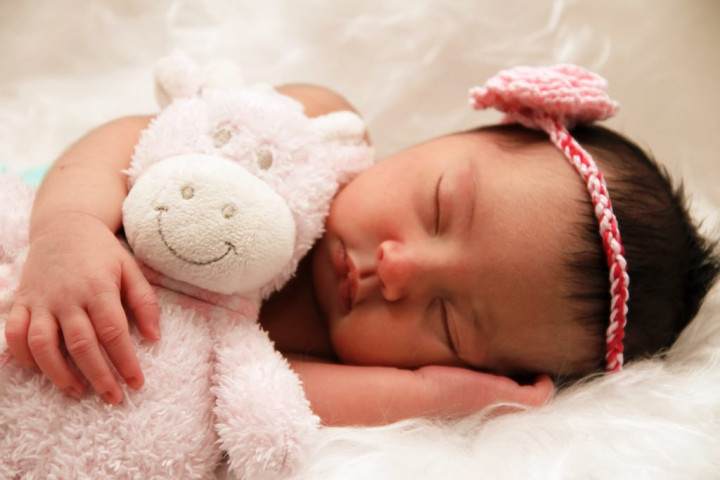 6 Arti yang Moms Perlu Tahu ketika Si Kecil Membuat Suara Berisik saat Tidur