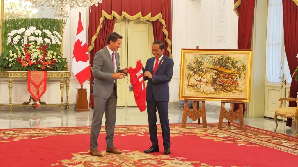 During their meeting with Prime Minister Justin Trudeau, President Jokowi received a Canadian National Basketball Team jersey