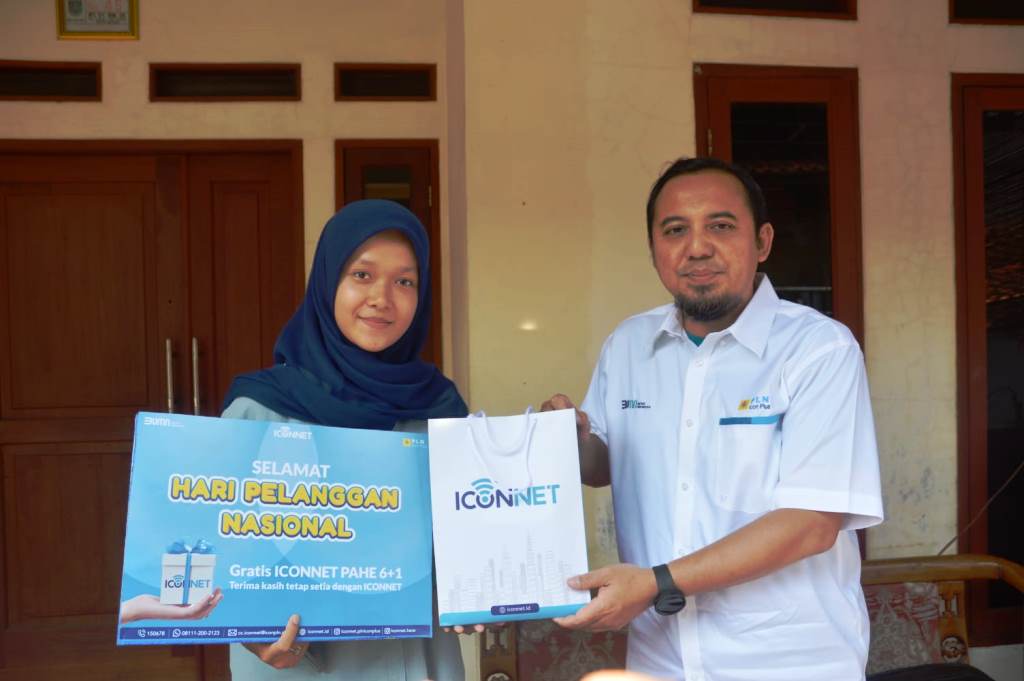 Direktur Utama PLN ICON Plus, Ari Rahmat Indra Cahyadi (kanan) pada momen Hari Pelanggan Nasional 2023, mengunjungi rumah Maya Apriani (kiri), salah satu pelanggan setia pengguna ICONNET sejak 2020 di Kawasan Gandul, Cinere, Depok, Jawa Barat. Dok. Ist