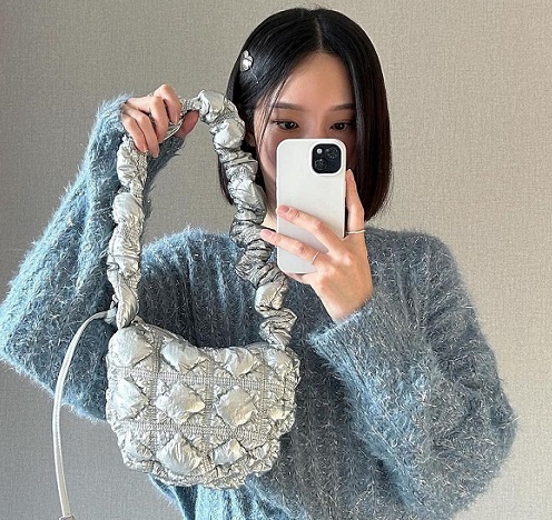 Fashionista Wajib Tahu! Ini Lho CARLYN Bag, Tas 'Bantal' Paling Lucu Favoritnya Selebriti Korea