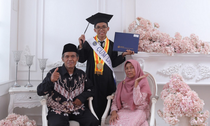 Lulus dari UNY, Khakam Hasilkan 170 Penghargaan Selama Kuliah