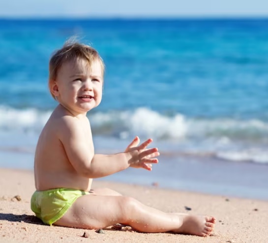 Moms Jangan Biarkan Anak Terpapar Sinar Matahari, Ini Dampak dan Cara Mencegahnya