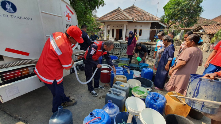 Demi Dapat Air Bersih, Warga di Majalengka Rela Menunggu Berjam-jam