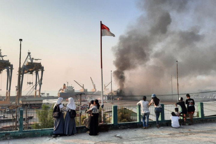 135 Truk Terjebak di Kebakaran Kapal KMP Mutiara Berkah