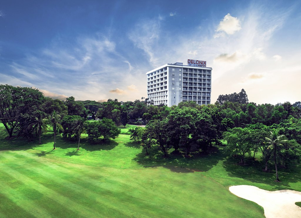 Tampak Delonix Hotel Karawang dengan latar depan Lapangan Golf. Dok. Ist