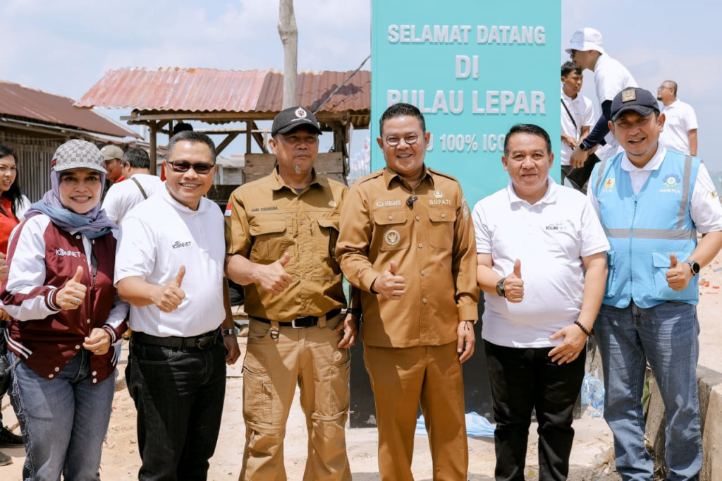 Direktur Bisnis Konektivitas PLN ICON Plus, Sigit Witjaksono bersama jajaran pejabat di Pulau Lepar. Dok ist