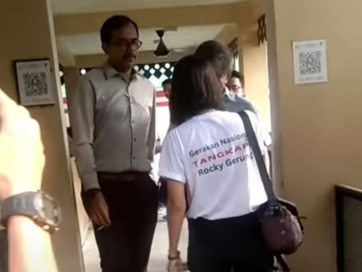 Viral! Rocky Gerung Diadang Massa dan Didorong usai Pemeriksaan di Bareskrim Polri