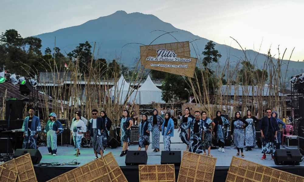 Keunikan Tlilir Art & Culture Festival, Fashion Show dengan Latar Gunung Sumbing. Dok. Ist