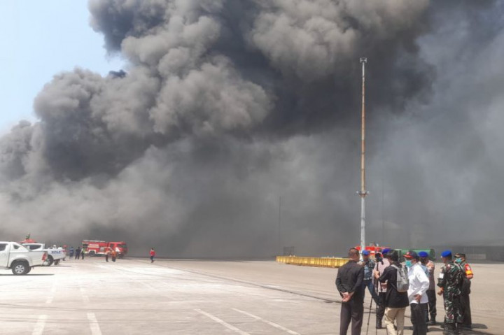 Asap Kebakaran Kapal di Merak Masih Membubung