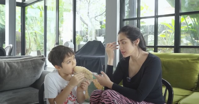 Putra Jessica Iskandar, yaitu El Barack, bagi salah satu camilan favoritnya. (Foto: Dok. YouTube Jessica Iskandar/@jessicaiskandar)
