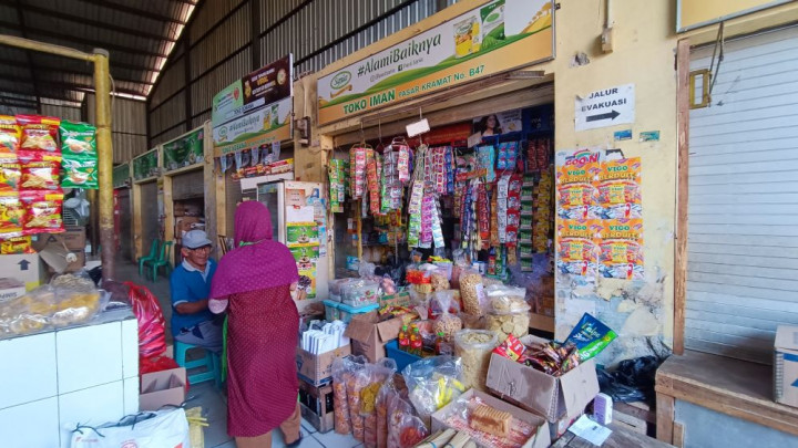 Harga Beras Mahal, Warga Cirebon Pilih Beli Eceran