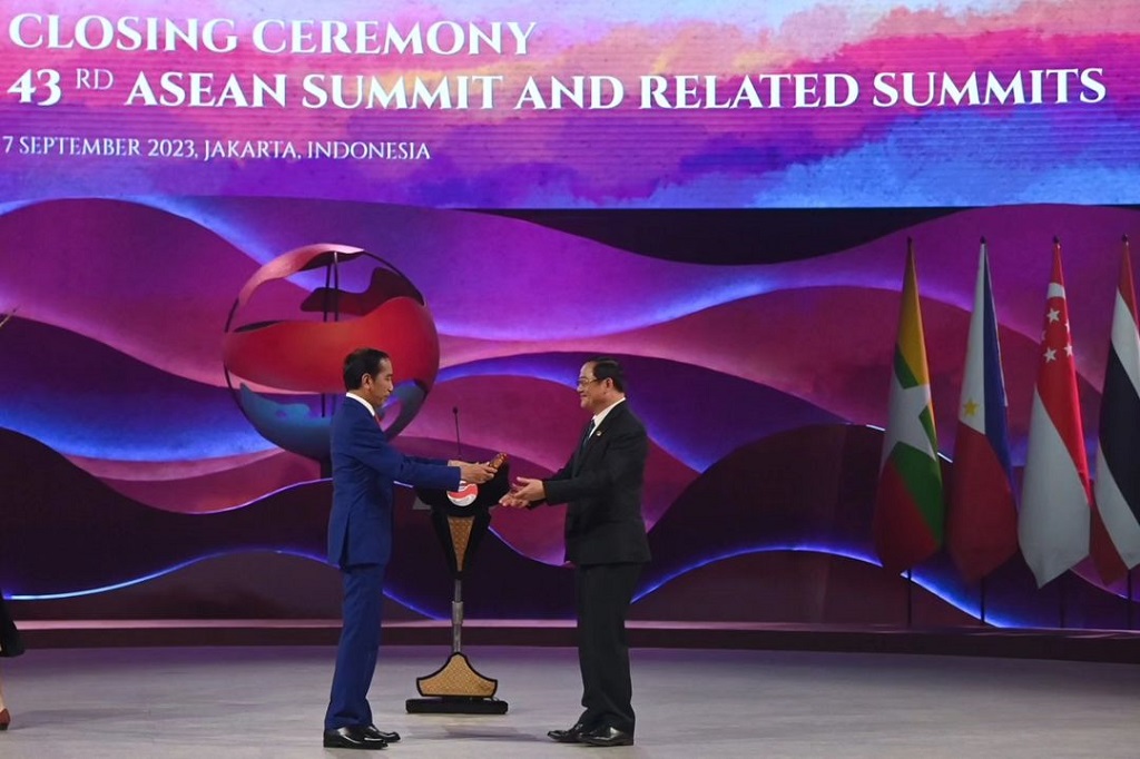 Indonesia Serahkan Tongkat Keketuaan ASEAN ke Laos