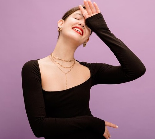 Garis leher berbentuk kotak atau square neck. (Foto: Ilustrasi. Dok. Freepik.com)