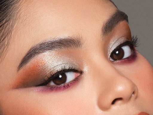 Riasan mata menggunakan Make Over Powerstay Eye Palette Hall of Stars. (Foto: Dok. Make Over)