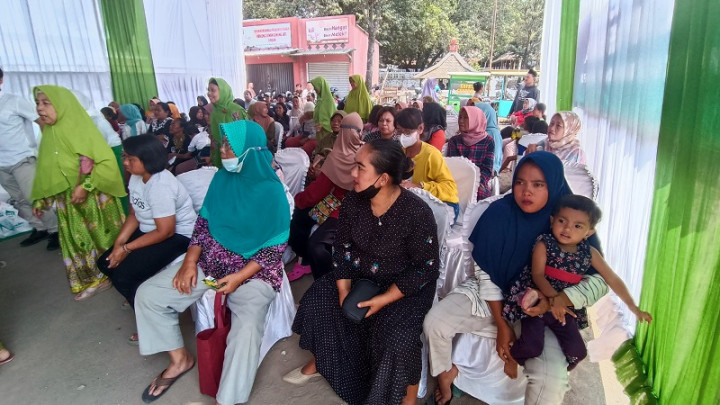 Ratusan Warga Rela Menunggu Cawapres Muhaimin Sejak Pagi di Makam Sunan Gunung Jati