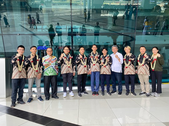 Keren! Siswa Indonesia Sabet 4 Medali di Olimpiade Informatika Internasional 2023