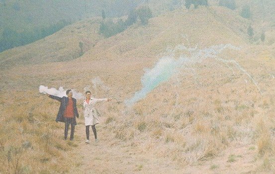Hasil foto prewed pakai flare yang bikin bukit Teletubbies kebakaran (X @alexjourneyID)