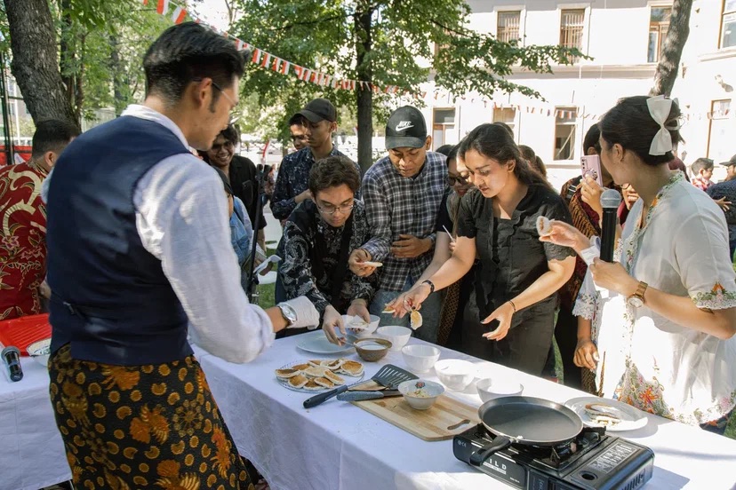 Chef Indonesia Kenalkan Rendang hingga Tempe ke Juru Masak di Rusia (Foto: instagram)