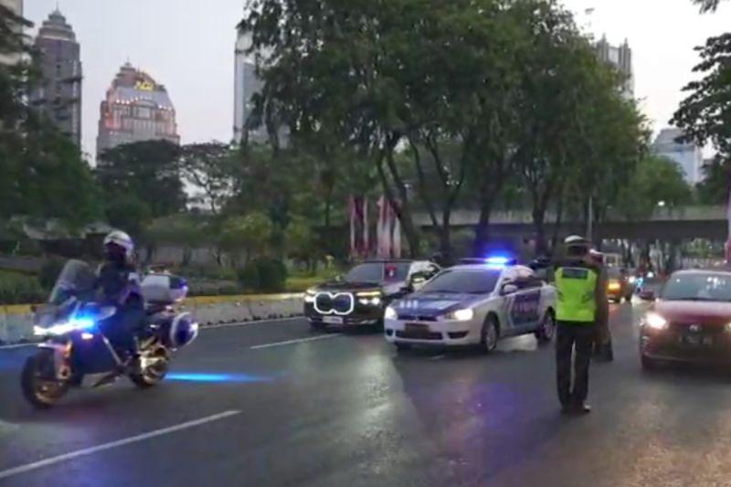 Tangkapan layar sebuah mobil Ditlantas Polda Metro Jaya menerobos iring-iringan delegasi KTT ASEAN. (Branda Antara)