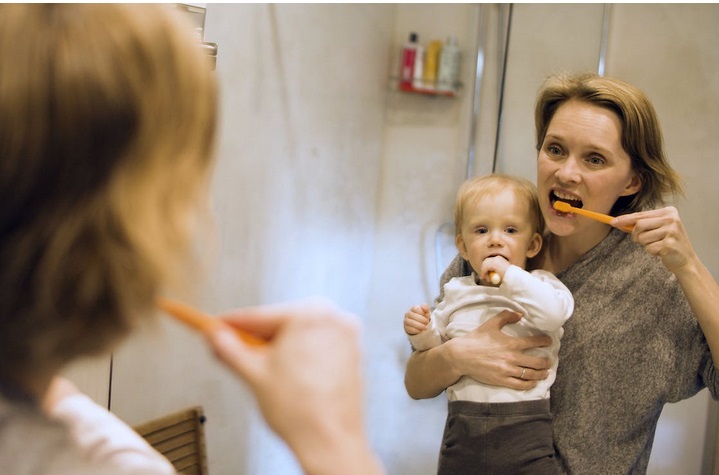 Moms Harus Tahu Kapan Gigi Anak Tumbuh dan Efek yang si Kecil Rasakan