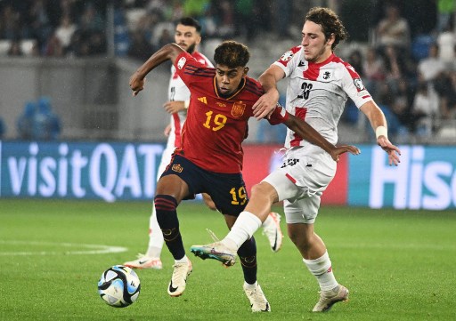 Lamine Yamal pecahkan dua rekor saat debut dengan Timnas Spanyol (Foto: Vano Shlamov/AFP)
