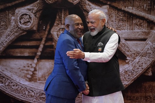 Perdana Menteri India Narendra Modi dengan Ketua Uni Afrika Azali Assaoumani. Foto: AFP