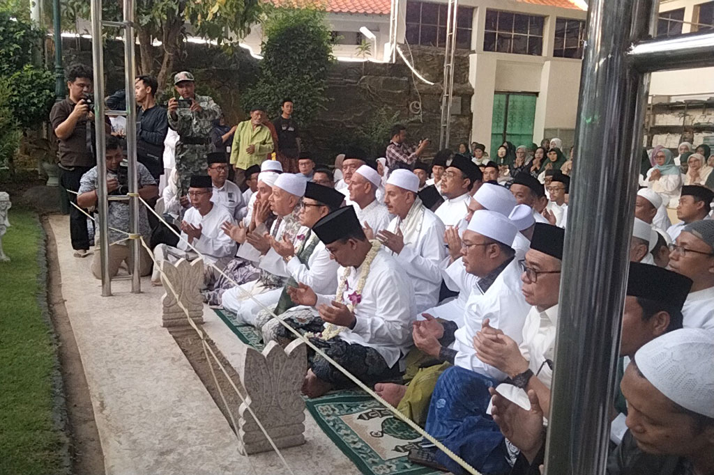Anies dan Muhaimin Ziarah ke Makam Sunan Ampel