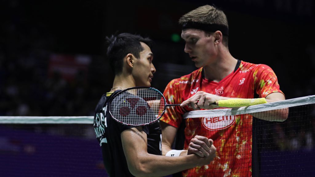 Jonatan Christie dan Viktor Axelsen bersalaman seusai bertanding di semifinal China Open 2023. (Foto: Tim Media & Humas PBSI)