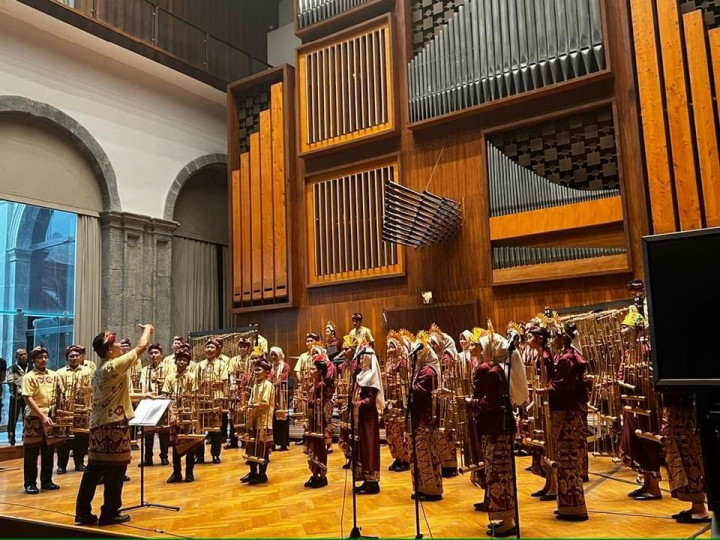 Gita Swara Nassa School Gaungkan Merdunya Angklung di Napoli