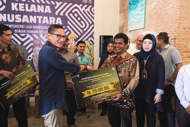 Menparekraf serahkan bantuan DPUP pada tiga Desa Wisata di Sumatra Barat. (Foto: Dok. Birkom Kemenparekraf)