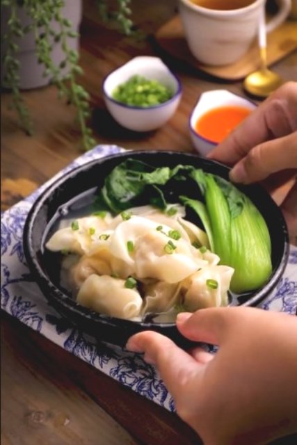 Resep sup pangsit ayam ini, bikin kenyang dan jadikan perut kamu nyaman. (Foto: Dok. Endeus TV)
