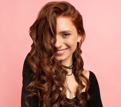 Pemilik rambut keriting adalah orang yang berjiwa bebas dan suka bersenang-senang. (Foto: Ilustrasi. Dok. Freepik.com)