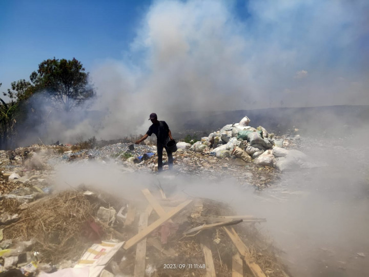 Masuk Hari Ketiga, Api Masih Membara di TPU Kopi Luhur Cirebon