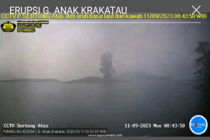 Gunung Anak Krakatau Erupsi Setinggi 1.000 Meter
