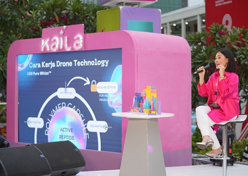 Caroline selaku Brand Manager Kaila saat menjelaskan tentang serum berteknologi drone. (Foto: Dok. Kaila)