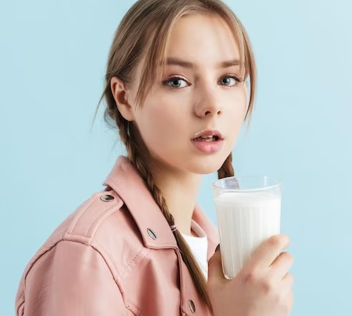 Susu Mentah Bikin Kulit Bercahaya dan Awet Muda, Kok Bisa? Berikut Penjelasan Ahli!