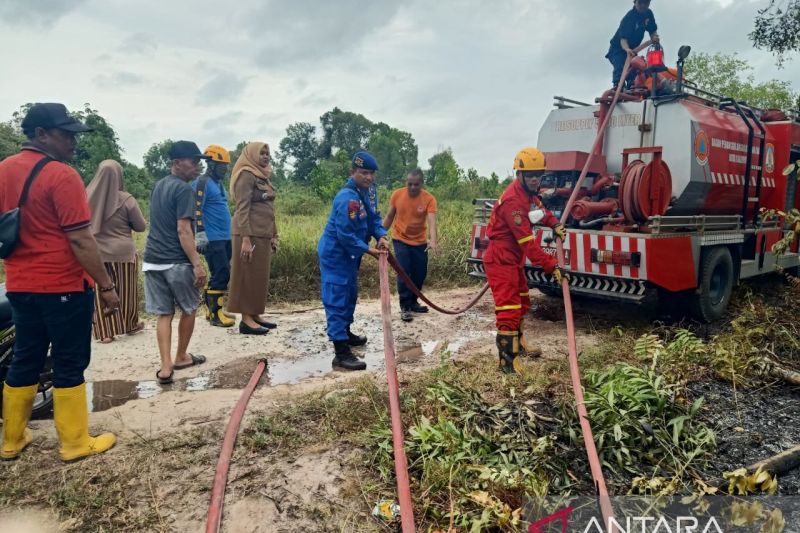 Warga Sukoharjo mengambil bantuan air bersih. Medcom.id/ Triawati Prihatsari