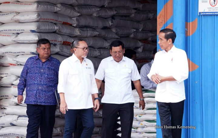 Datangi Bulog, Mendag Zulkifli Dampingi Jokowi Cek Cadangan Beras dan Luncurkan Bantuan Pangan