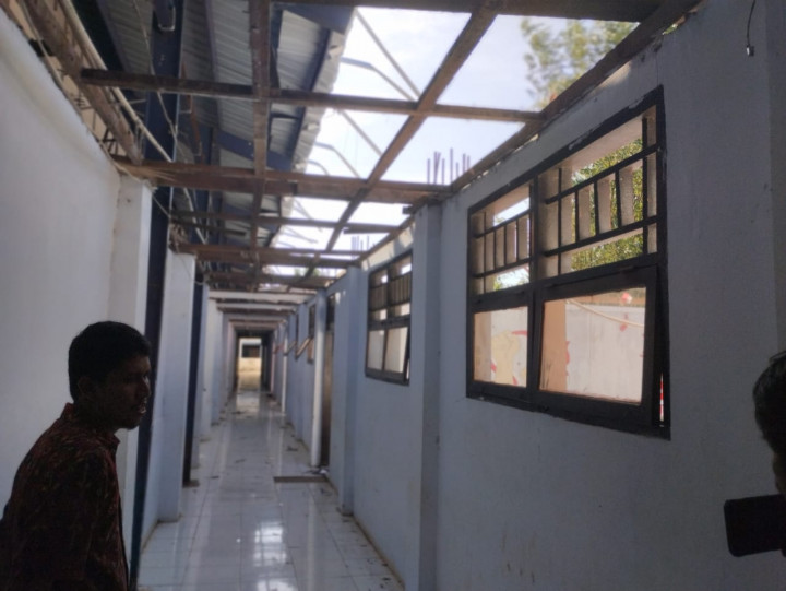 Atap Sekolah di Makassar Berhamburan Diterjang Puting Beliung