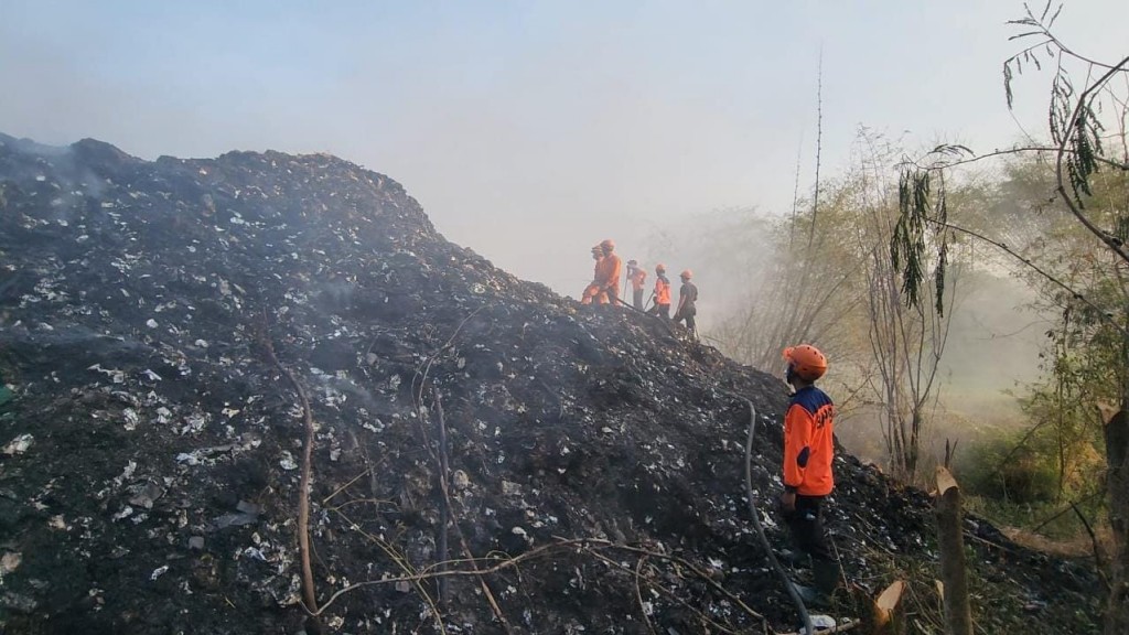 Bpbd Gunakan Lumpur Untuk Buka Jalur Di Tpa Sarimukti 