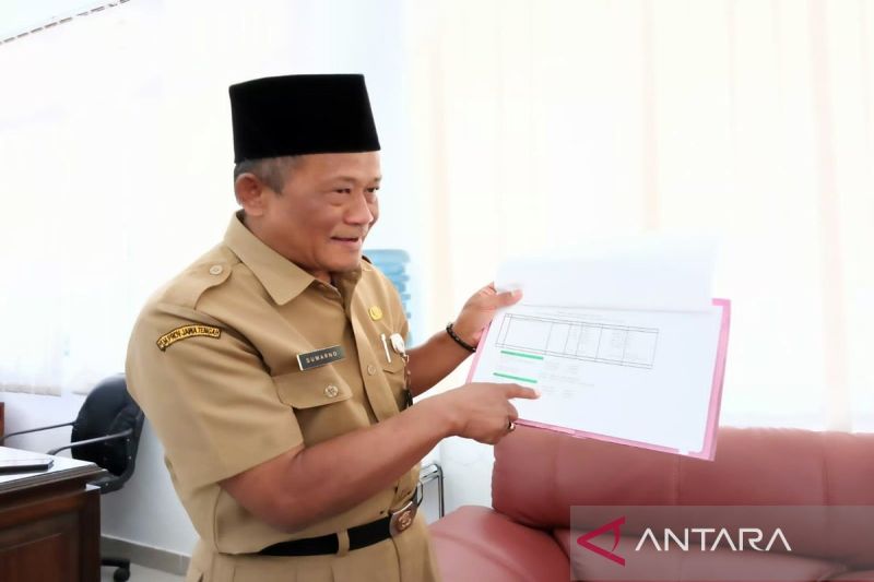 Kepala Dinas Sosial Kabupaten Boyolali, Sumarno, saat menunjukan data Bantuan Sosial Kesehatan (Bansoskes), di Boyolali, Rabu, 13 September 2023.  Antara/Bambang Dwi Marwoto.