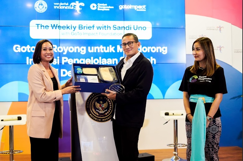 Menparekraf Sandiaga Uno dengan Monica Oudang, selaku Chairperson GoTo Impact Foundation. Dok. GIF