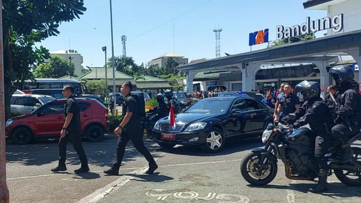 Presiden Jokowi Jajal Kereta <i>Feeder</i> ke Stasiun Bandung Usai Coba KCJB