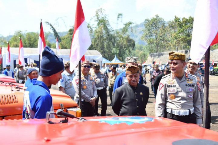 Warga Bromo Tengger Semeru Dapat Sembako dari Korlantas Polri