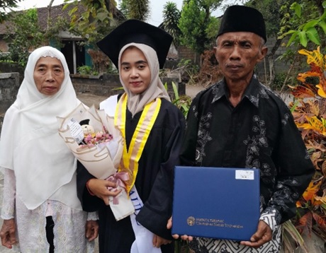Kisah Dyana, Putri Petani yang Jadi Wisudawan Termuda UNY
