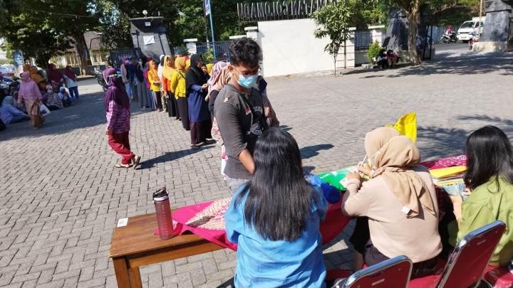 Warga Karanganyar Rela Antri Berjam-jam demi Beras Murah