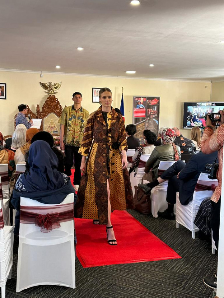 Konjen Cape Town Promosikan Batik dan Tenun Indonesia di Afrika Selatan